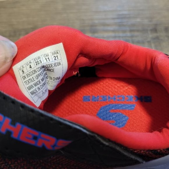 SKETCHERS - "training shoes" Velcro and elastic laces. Red and black - Size US5 - Picture 4 of 4